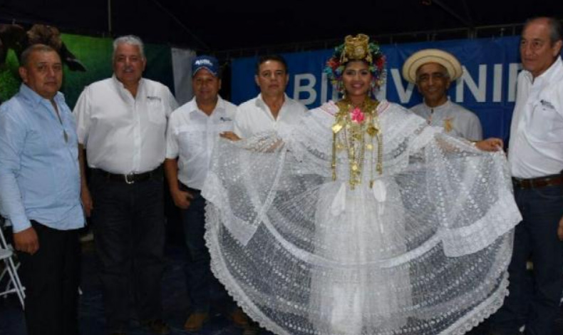 Reina engalana Feria de Tonosi