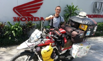Aventureros que recorren el continente desde una Moto Honda