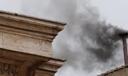 Humo blanco en el Vaticano anuncia nuevo Papa!