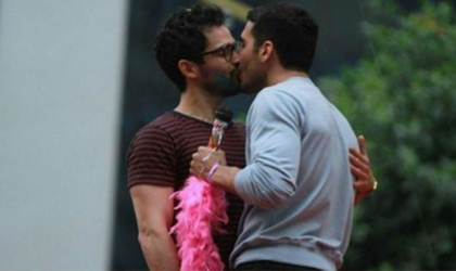 Alfonso Herrera fue visto bes�ndose con otro hombre