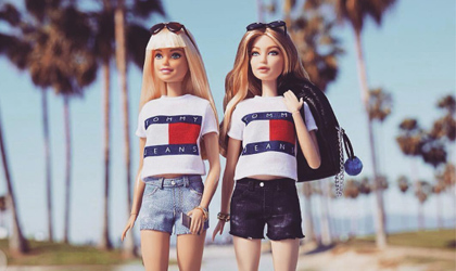 Gigi Hadid en mueca junto a Barbie