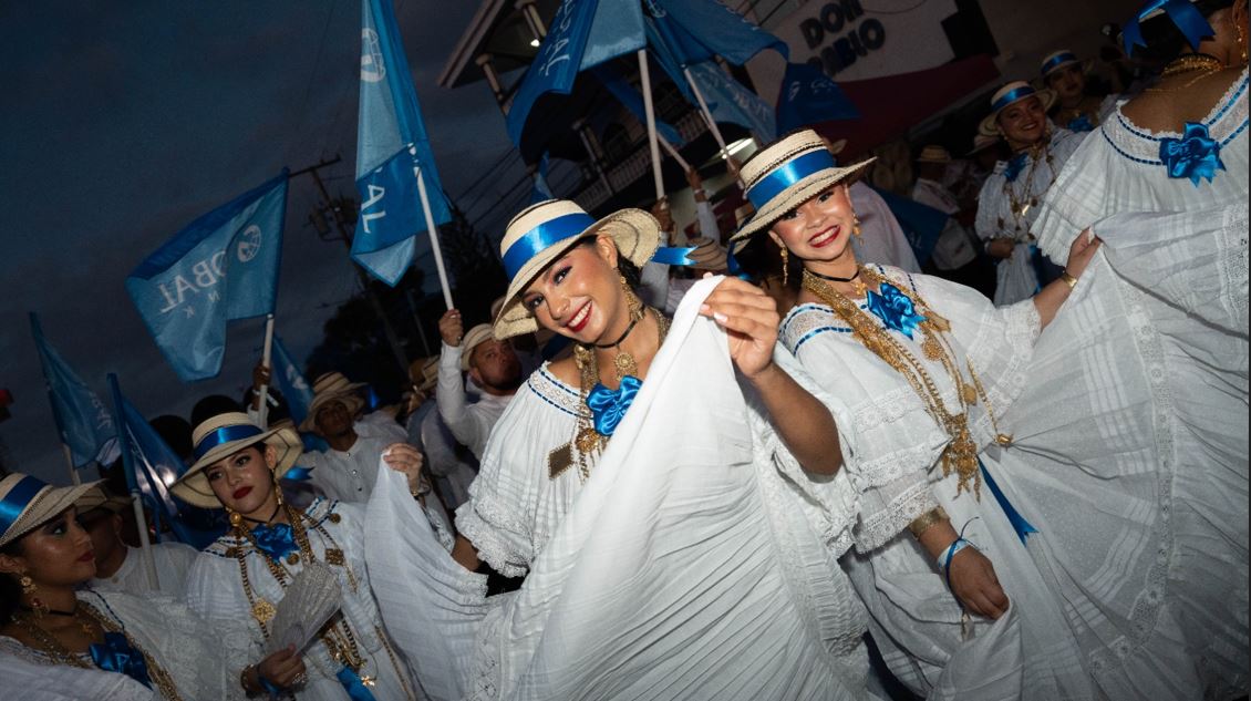 Global Bank se viste de tradicin por undcima ocasin en el desfile de las mil polleras