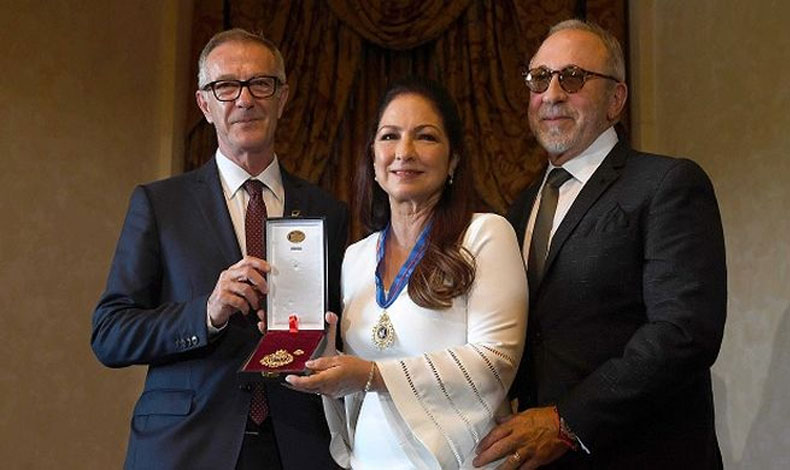 Gloria Estefan recibi hoy la Medalla de Oro al Mrito