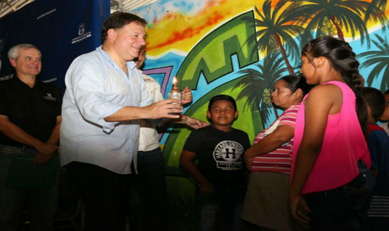Gobierno entreg� en Cocl� proyecto de electrificaci�n