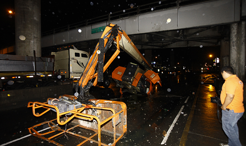 Accidente vehicular en puente Villa Lucre causa daos en la estructura