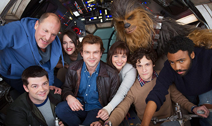 El elenco del spin off de Han Solo a bordo del Millennium Falcon