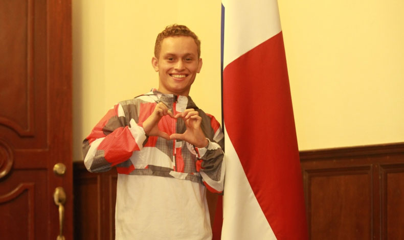 Hctor Cencin recibe con orgullo pabelln