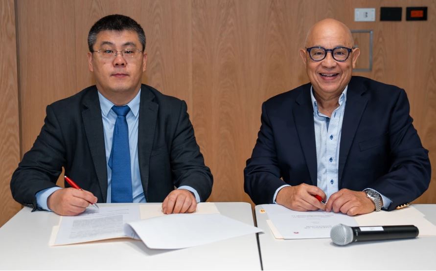 Huawei firma convenio de EXSUSA para impulsar la educacin panamea
