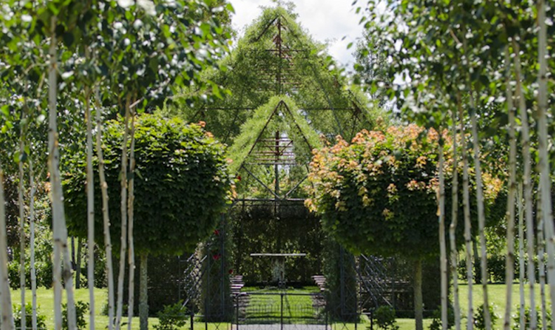 Una iglesia hecha con arboles