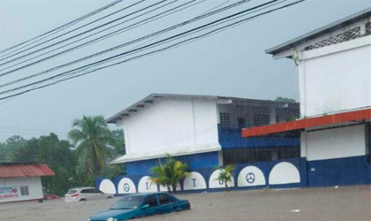 Lluvia sorprende a docentes y estudiantes en Coln