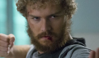 Finn Jones promete segunda temporada de Iron First