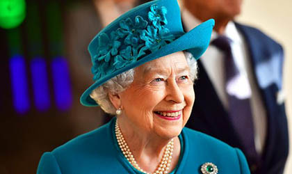 La Reina Isabel II confiesa que tiene 28 aos utilizando este esmalte de uas
