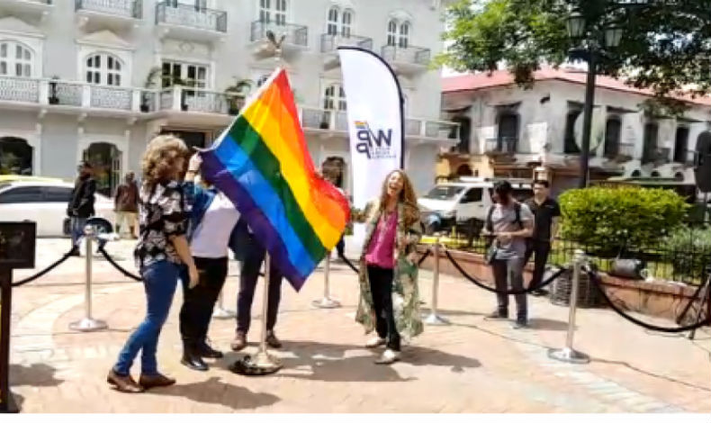 Izaron bandera arcoiris en Plaza Catedral