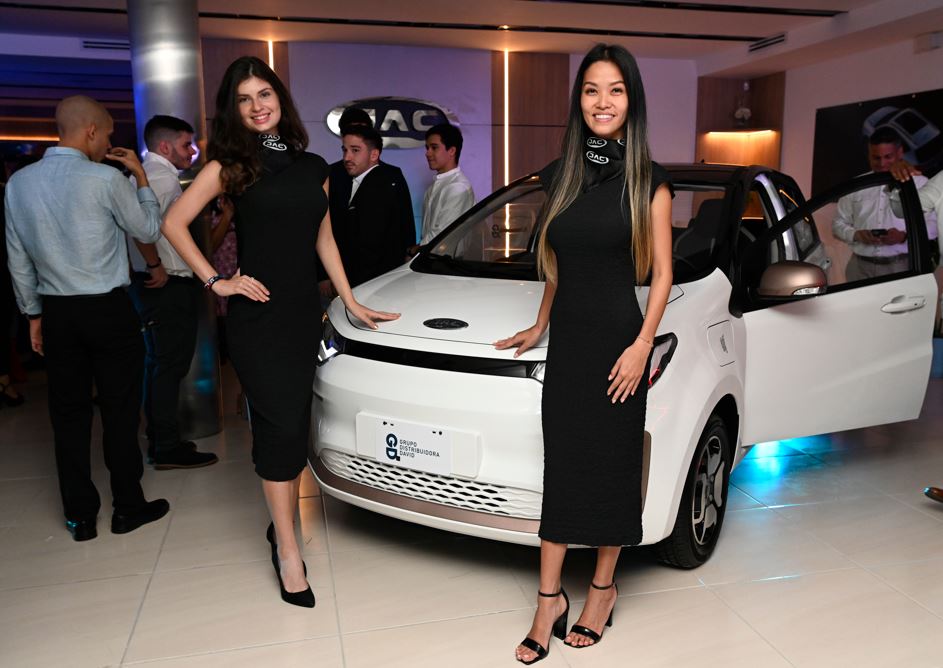 Grupo Distribuidora David inaugura el nuevo Showroom de JAG Motors de autos elctricos y SUV