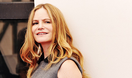 La nueva comedia de Netflix protagonizada por Jennifer Jason Leigh