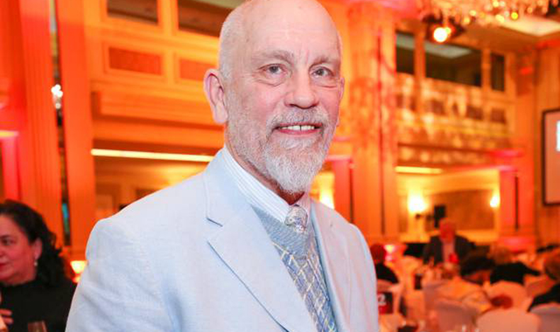 John Malkovich se une a Sandra Bullock en Bird Box