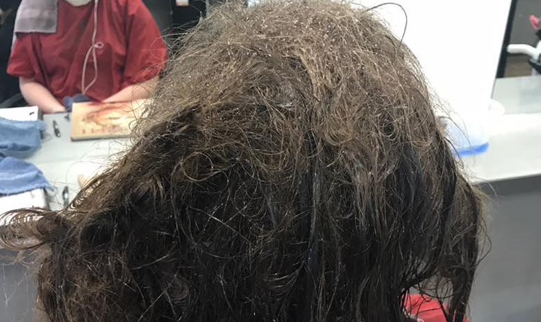 Joven depresiva pidi le raparan el cabello y la peluquera hizo algo que le devolvi la sonrisa