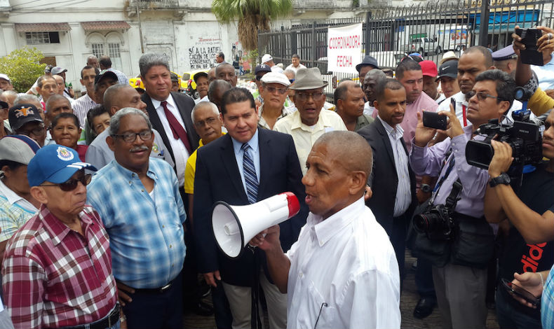 Jubilados protestan pidiendo aumento de pensiones