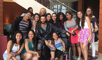 Julian Gil es sorprendido por sus admiradoras panameas