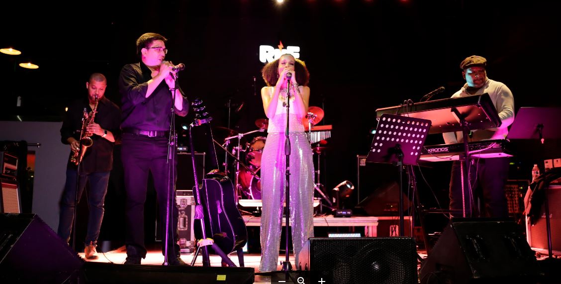 Julie Minelli deslumbra al pblico en su concierto en Rock And Folk