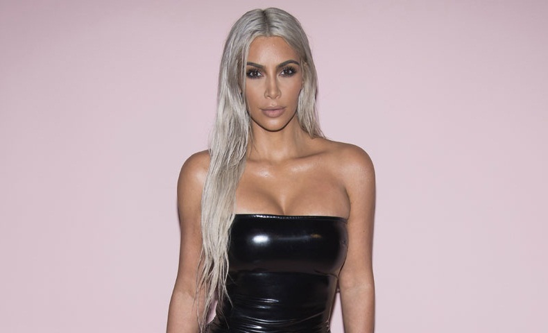 Kim Kardashian en brassier en una tienda