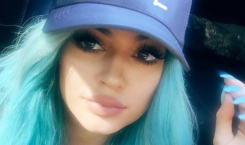 Kylie Jenner se cans del cabello de colores