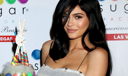 Protestan por presencia de Kylie Jenner en evento