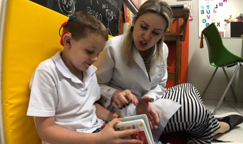 La Fundación ‘Oír es Vivir' donará un implante coclear