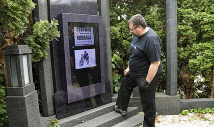 Esta lpida digital llega para modernizar a los cementerios