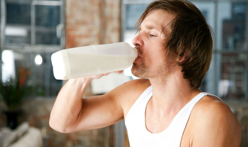 Moda alimentaria y peligrosa, la leche cruda