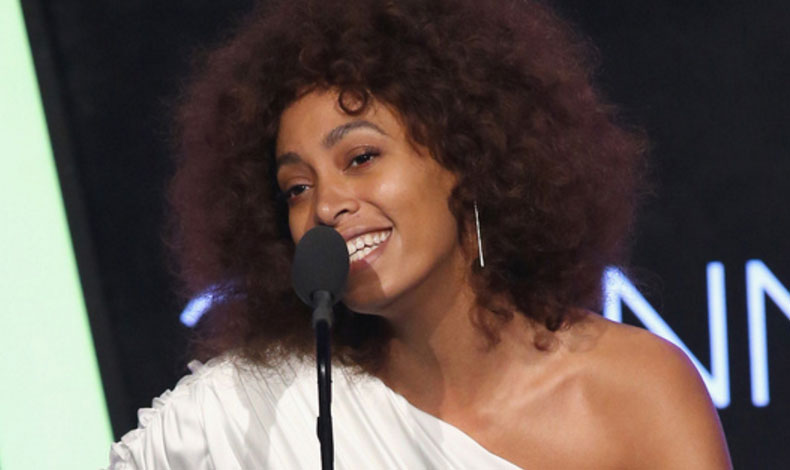 Solange se suma a la tendencia de llevar lentes de sol con cristal amarillo