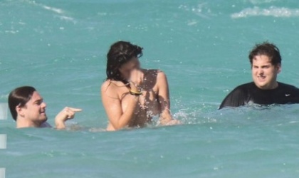 DiCaprio y Hill se divierten con misteriosa mujer en topless