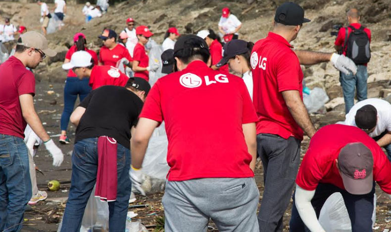 LG participa en limpieza colectiva en la Playa del Paseo del Mar