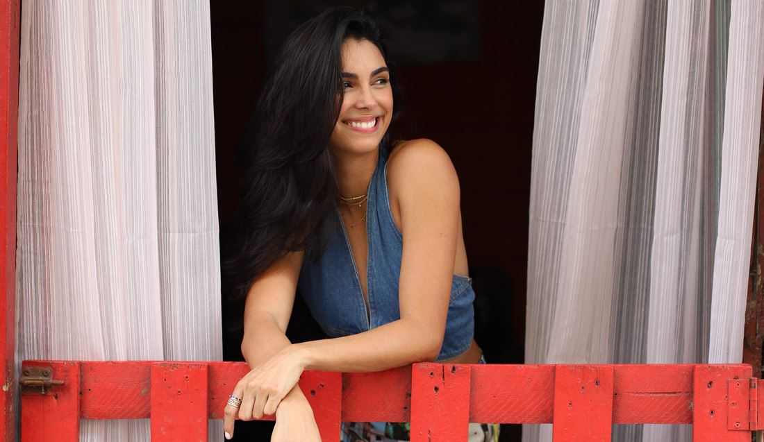 Liz Grimaldo estrena Dos pies izquierdos, su nueva bachata pop