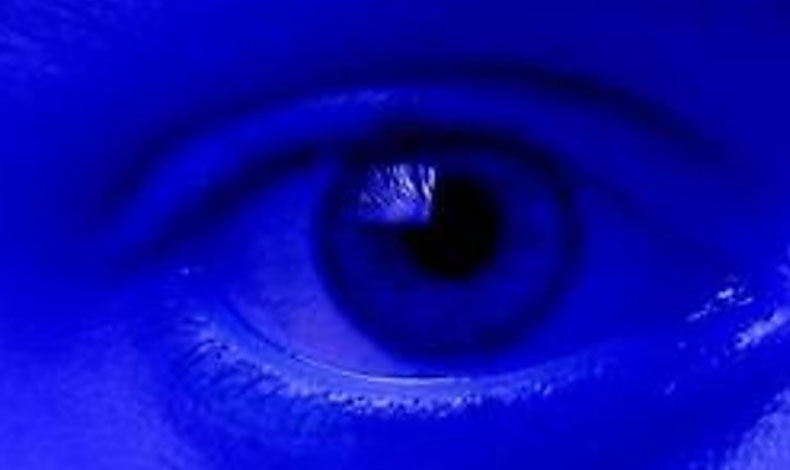 Luz azul de aparatos digitales podran acelerar la ceguera