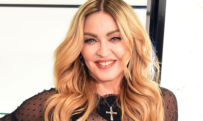 Madonna pasea de la mano con Kevin Sampaio