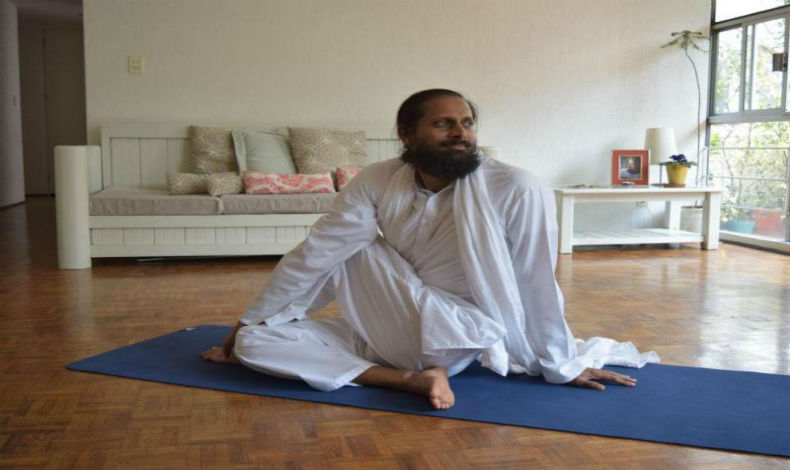 El maestro yogui Swami Paramtej, pisar suelo panameo