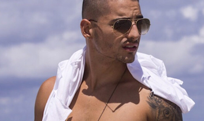 Maluma se relaja a la orilla de la playa