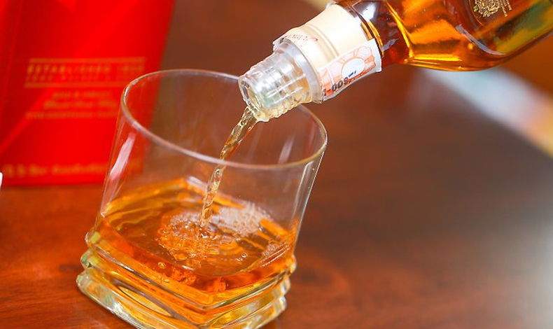 Esta es la manera correcta de tomar whisky