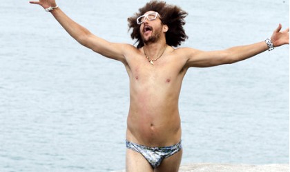 Redfoo de LMFAO en mankini no es sexy y no lo sabe