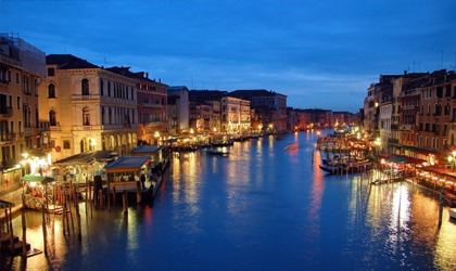 Enormes manos que emergen del canal de Venecia