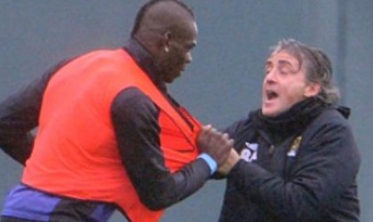 Balotelli y Mancini a las trompadas en una prctica