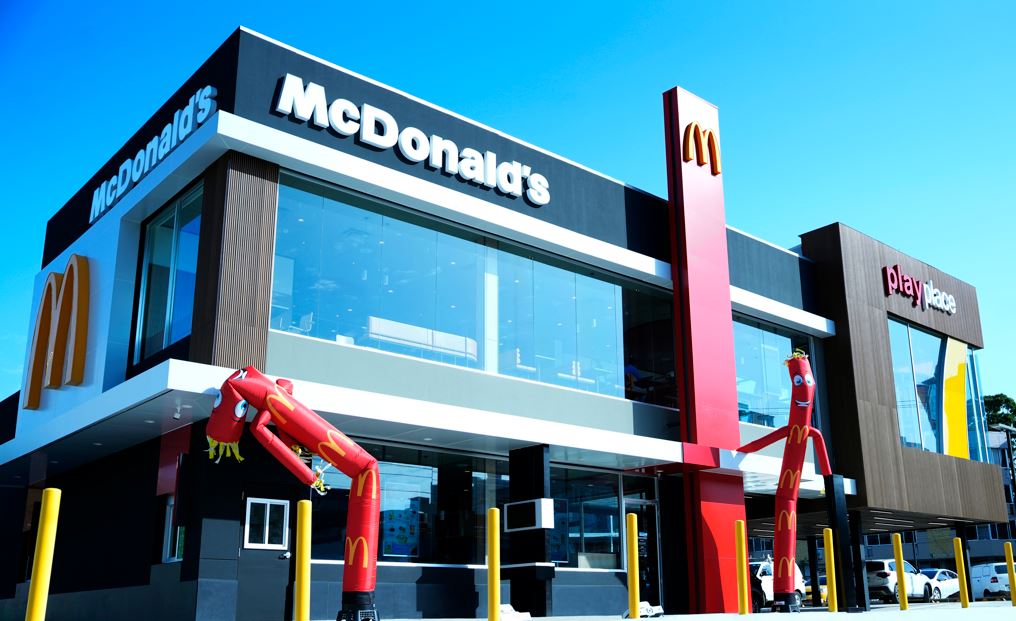 Arcos Dorados inaugura restaurante McDonalds en Va Porras, promoviendo el empleo y la economa local