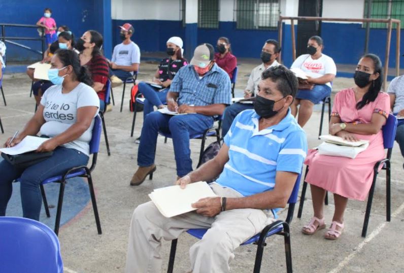 Padres de familia de Panam Este se preparan para un retorno seguro a las aulas de clases