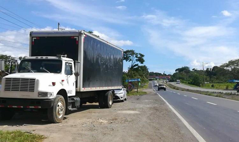 Detienen a tres sujetos con un camin lleno de mercanca robada