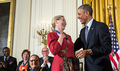 Con este bolso Meryl Streep se declara la fan nmero uno de Barack y Michelle Obama