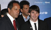 Messi present fundacin en su pas
