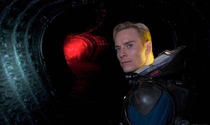 Michael Fassbender en la armadura de androides para 'Alien: Covenant'