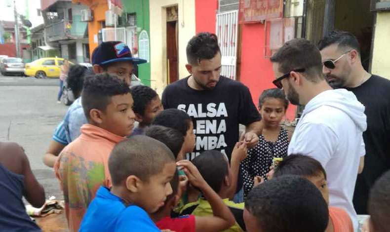 El solista Miguel Apollo llev regalos a nios del Chorrillo