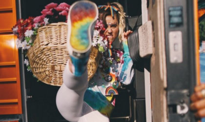 Miley Cyrus dona beneficios de venta de zapatos a fundaciones LGBTIQ